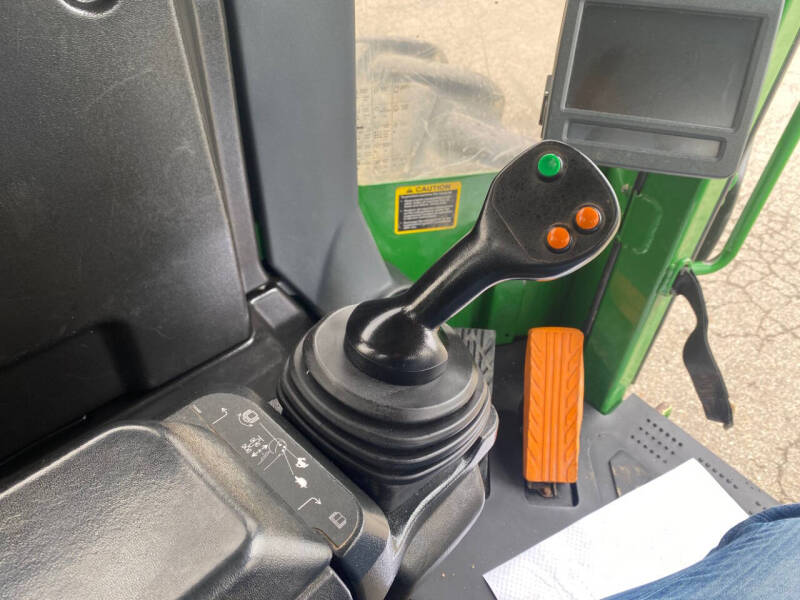 2017 John Deere 748L