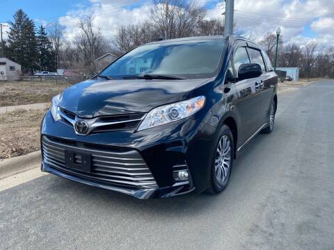 2018 Toyota Sienna for sale at ONG Auto in Farmington MN