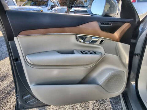 2022 Volvo XC90 T6 Momentum 6-Passenger