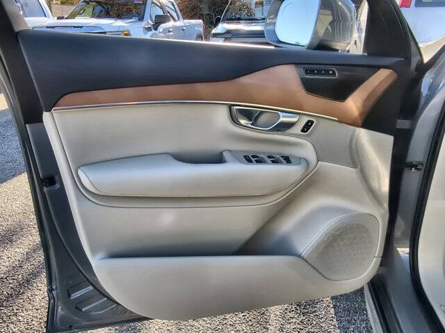 2022 Volvo XC90 T6 Momentum 6-Passenger