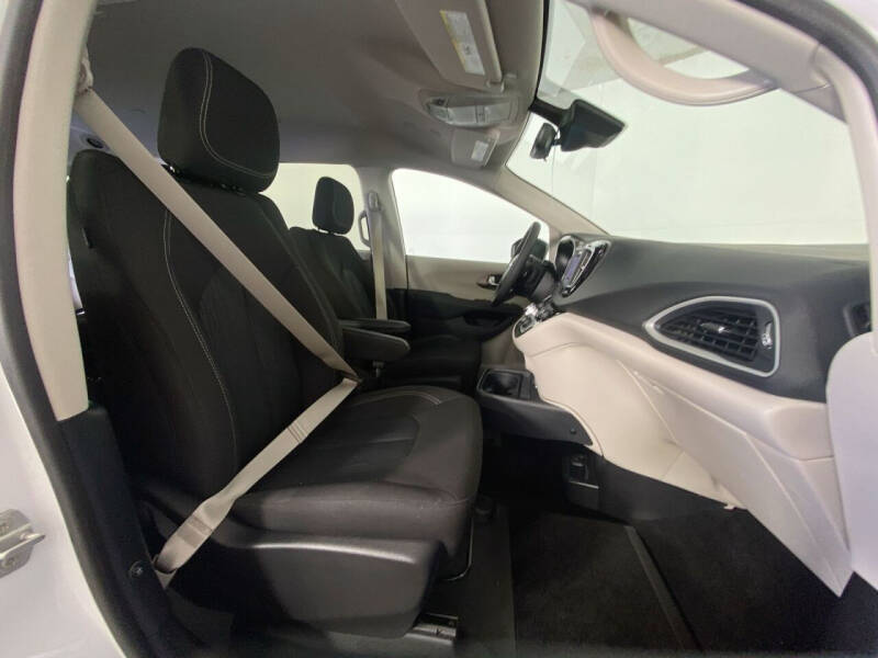 2024 Chrysler Voyager LX