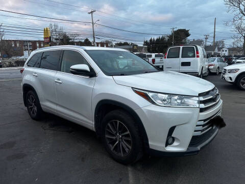 2017 Toyota Highlander for sale at Maxima Auto Sales Corp in Malden MA