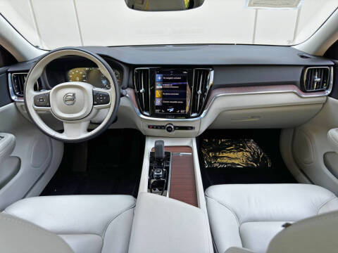 2022 Volvo S60 B5 Momentum