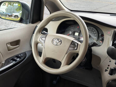 2013 Toyota Sienna LE 7-Passenger Auto Access Seat
