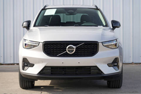 2023 Volvo XC40 B5 Ultimate Dark Theme
