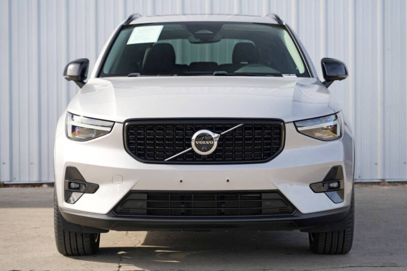 2023 Volvo XC40 B5 Ultimate Dark Theme