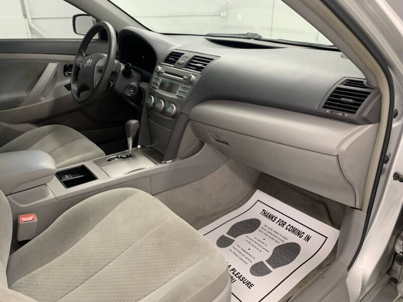 2009 Toyota Camry LE photo 38