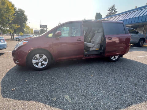 2013 Toyota Sienna LE 8-Passenger