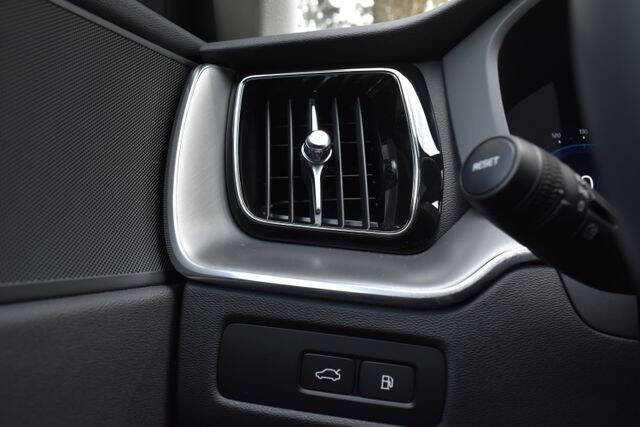 2025 Volvo XC60 T8 Plus Dark Theme