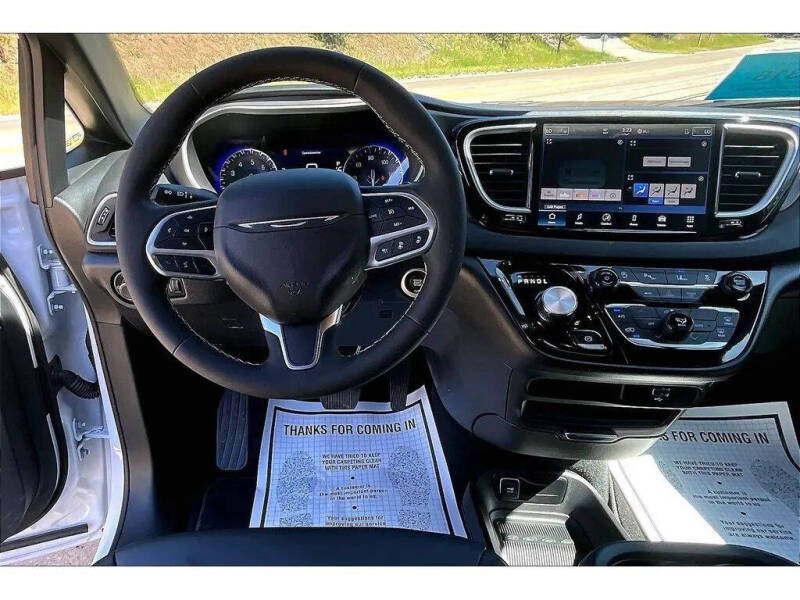 2027 Chrysler Pacifica Select