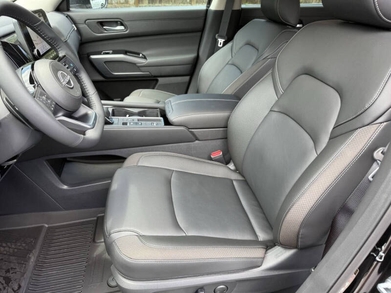 2025 Nissan Pathfinder SL