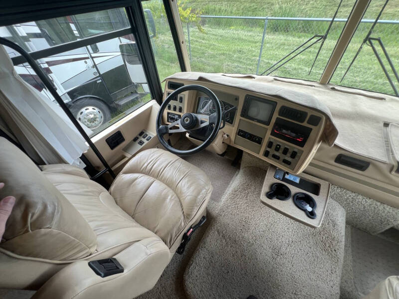 2007 Winnebago Adventurer