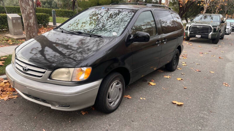 2003 Toyota Sienna LE photo 2