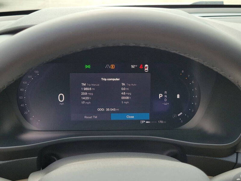 2023 Volvo XC40 B5 Plus Bright Theme