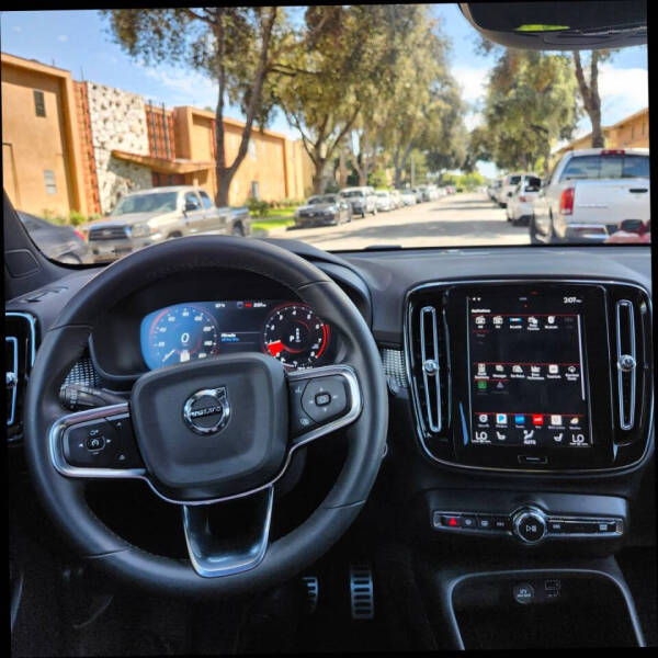 2022 Volvo XC40 T5 R-Design