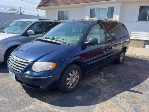 2005 Chrysler Town and Country for sale at Holiday Auto Sales in Grand Rapids MI