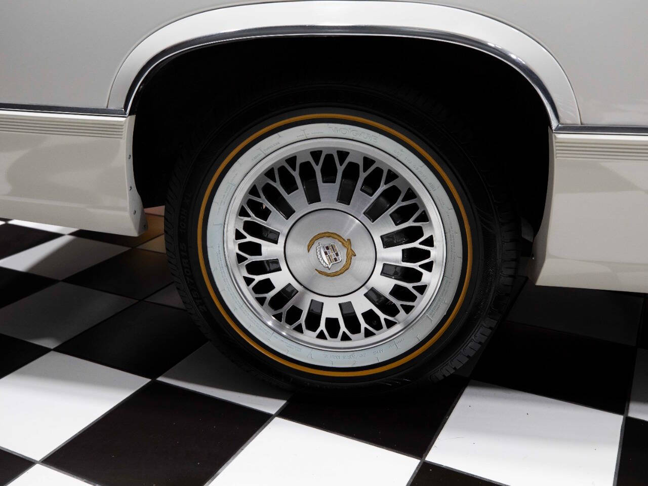 1990 Cadillac DeVille 31