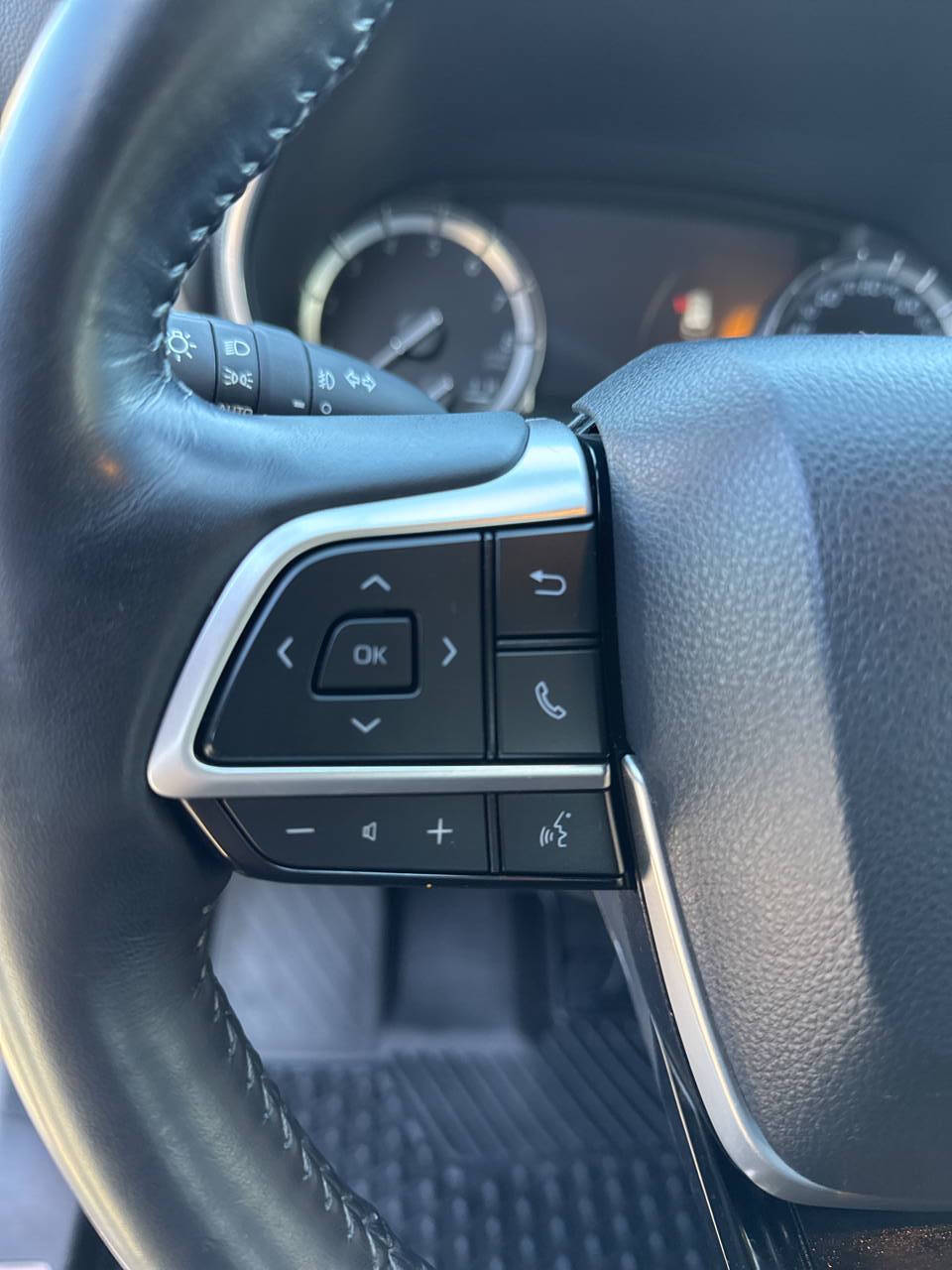 used 2022 Toyota Highlander car, priced at $38,299