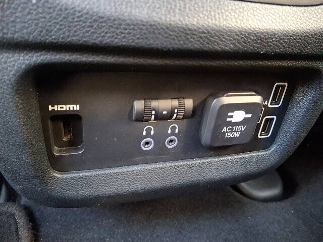 2022 Honda Pilot Touring w/Rear Captain's Chairs