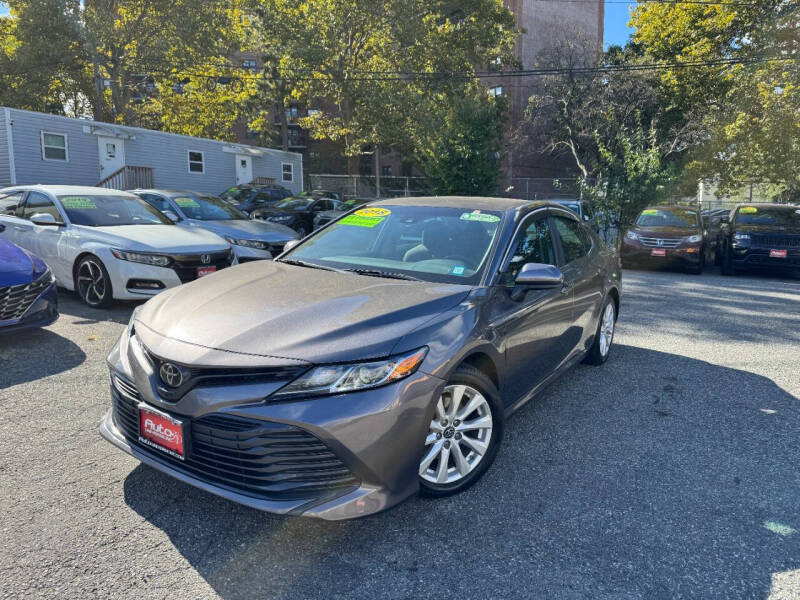 2018 Toyota Camry LE photo 2