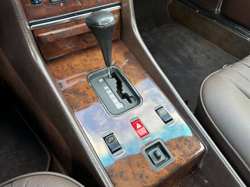 1987 Mercedes-Benz 560-Class 32