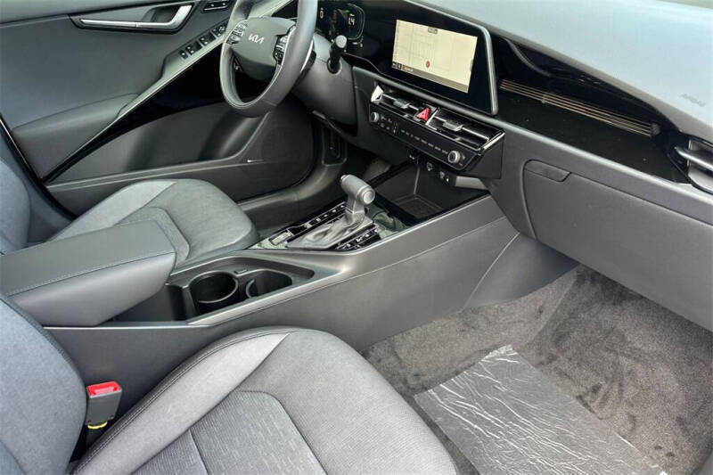 2025 Kia Niro SX