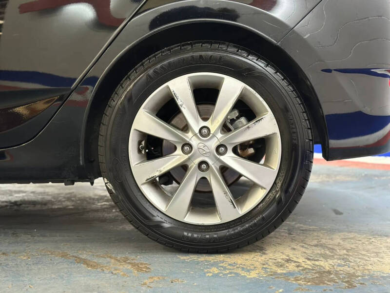 2012 Hyundai Accent SE