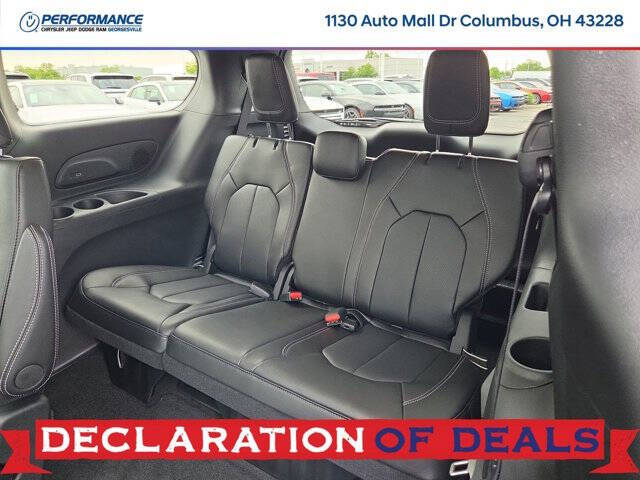 2027 Chrysler Pacifica Select