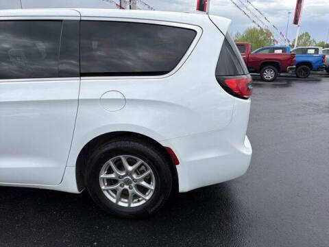 2025 Chrysler Pacifica Select
