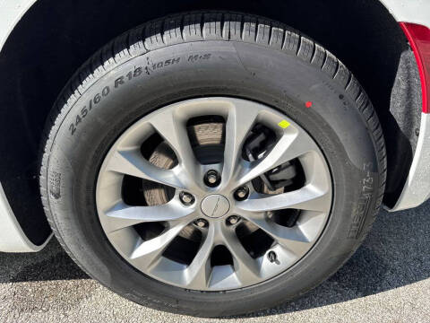 2027 Chrysler Pacifica Select