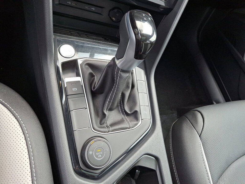 2025 Volkswagen Taos SEL 4Motion