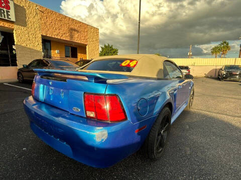 2004 Ford Mustang Deluxe