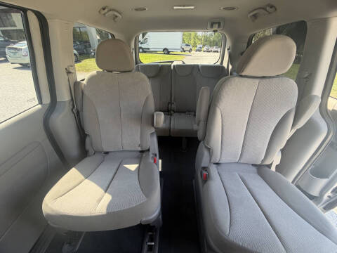 2012 Kia Sedona LX