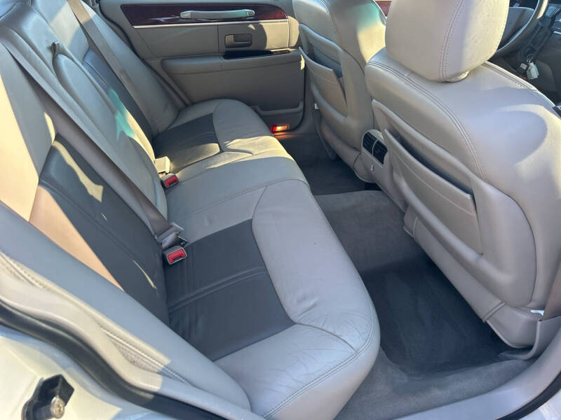 2005 Lincoln Town Car Signature Limited