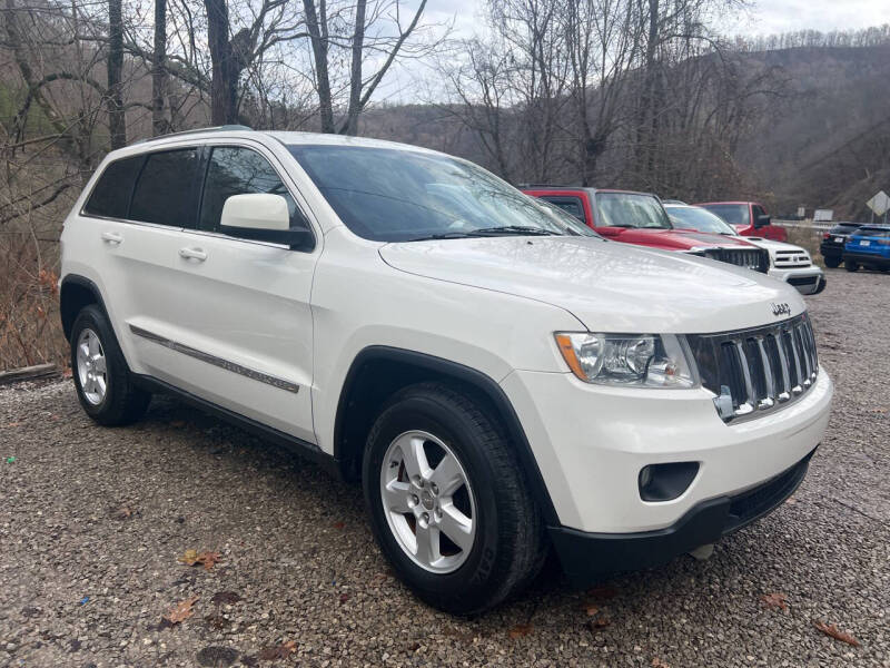 2011 Jeep Grand Cherokee Laredo photo 2