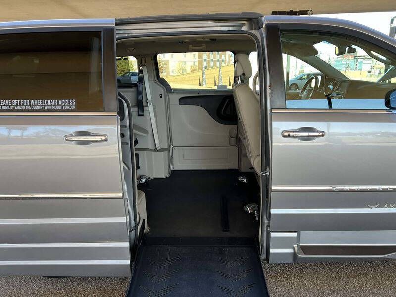 2016 Chrysler Town and Country Touring-L