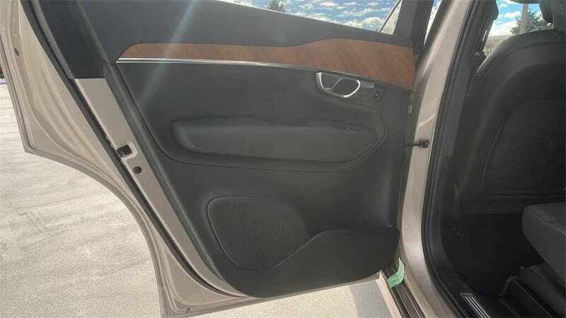 2025 Volvo XC90 B5 Plus Bright Theme