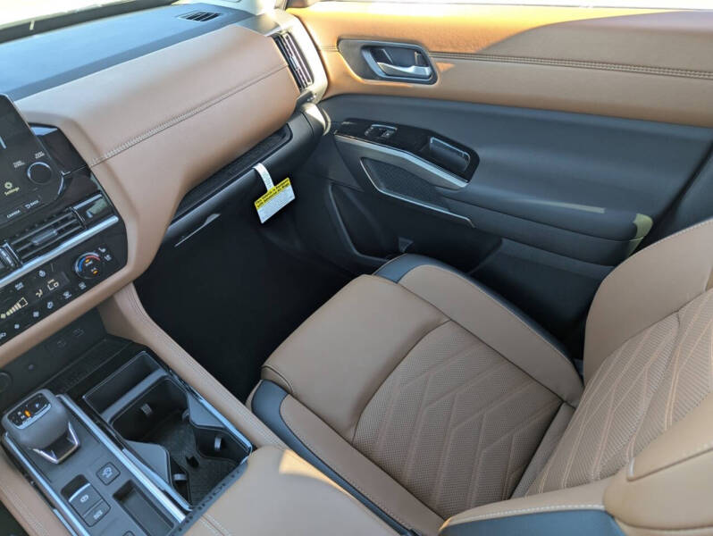 2025 Nissan Pathfinder Platinum