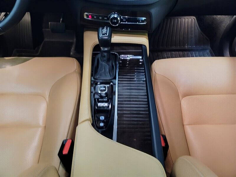 2016 Volvo XC90 T6 Momentum