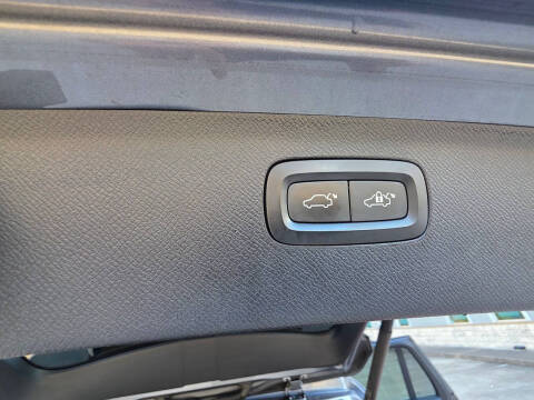 2016 Volvo XC90 T6 Momentum