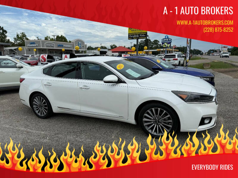 2017 Kia Cadenza Premium's photo