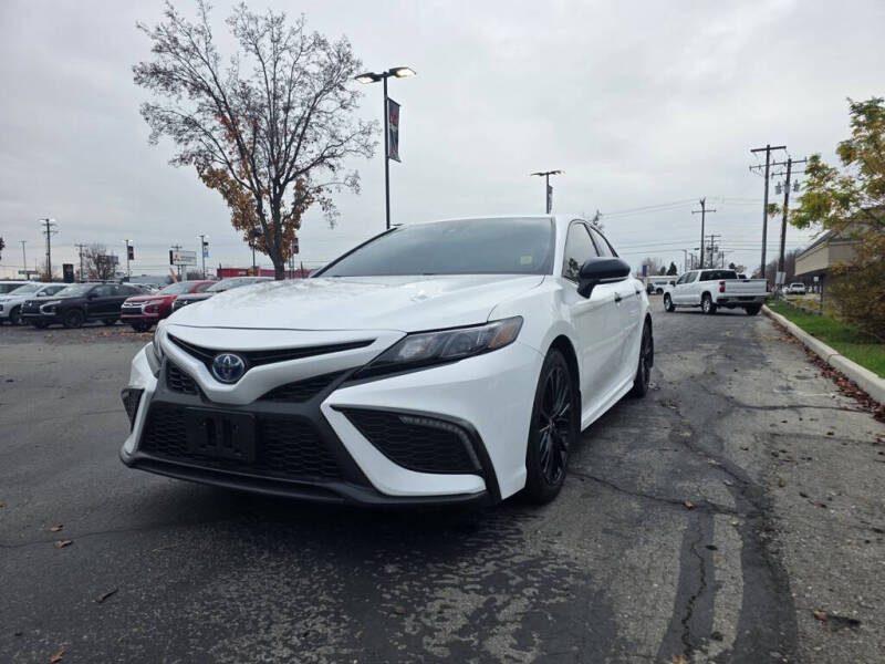 2022 Toyota Camry Hybrid SE