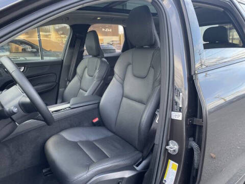 2025 Volvo XC60 B5 Plus Dark Theme