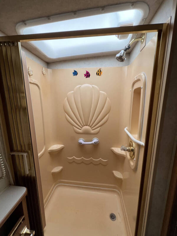 2000 Winnebago Adventurer