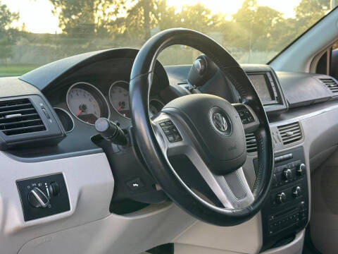 2011 Volkswagen Routan SE