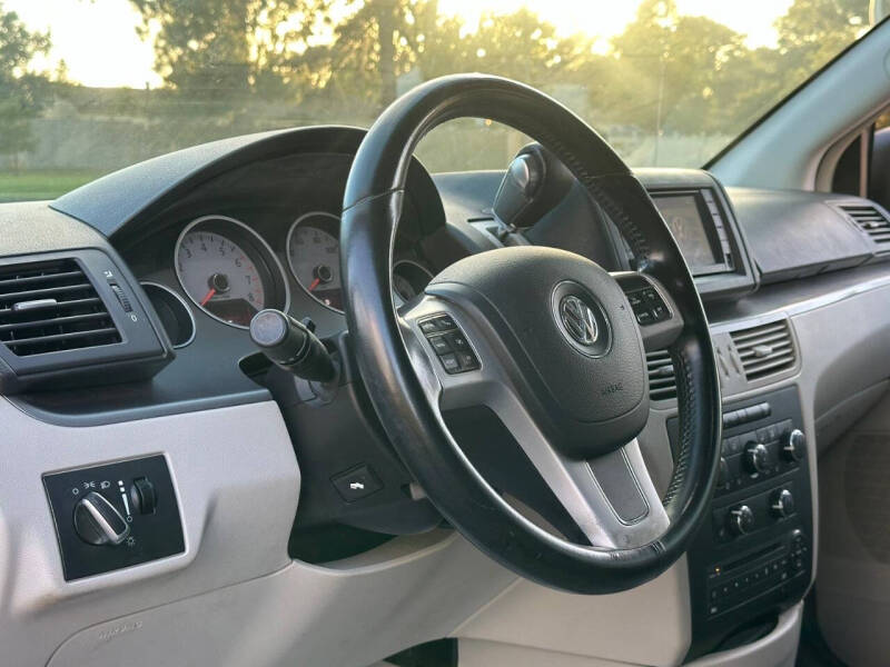 2011 Volkswagen Routan SE