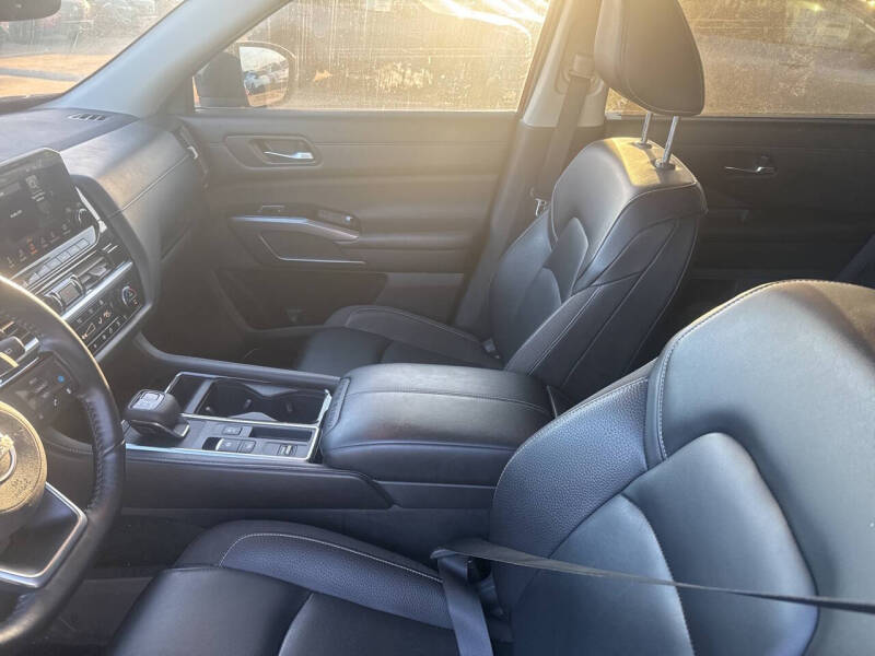 2022 Nissan Pathfinder SL