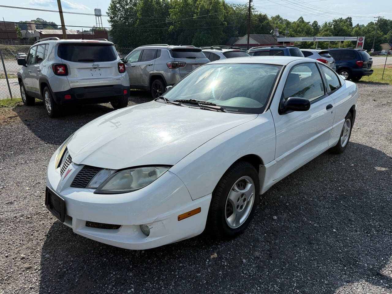 White 2004 Pontiac Sunfire Base 2dr Coupe 2