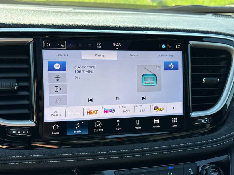 2027 Chrysler Pacifica Select