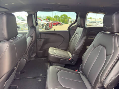2027 Chrysler Pacifica Select